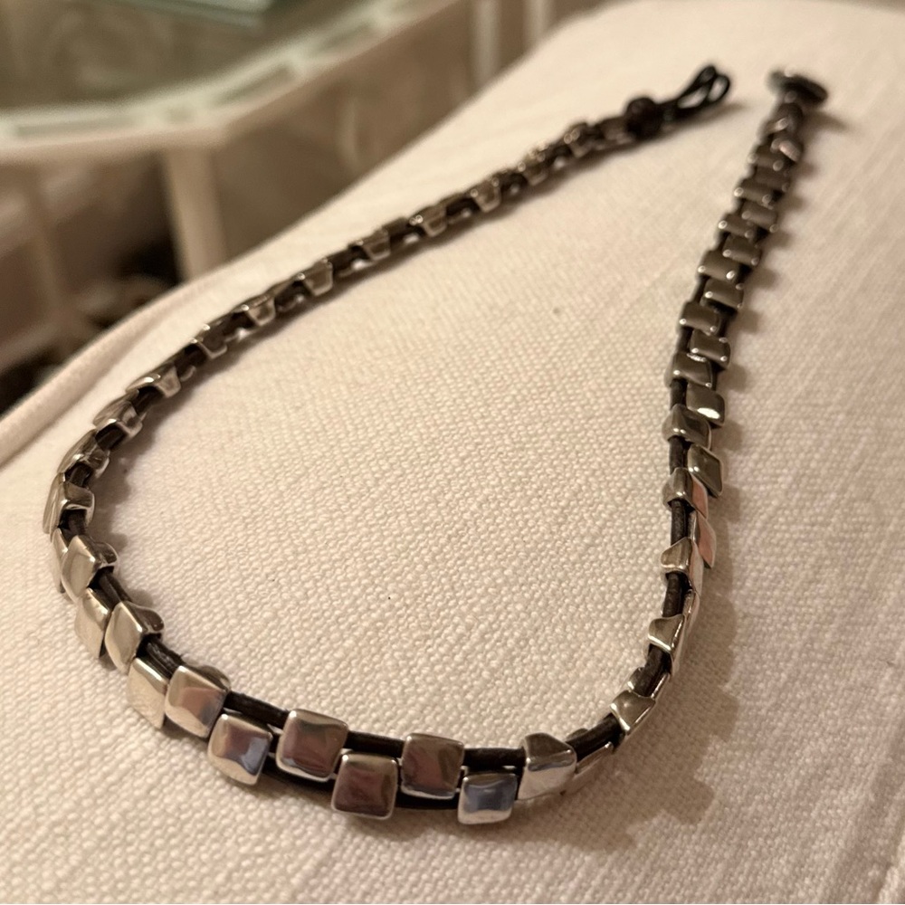 NEW WITHOUT TAGS UNO de 50 Short Brown Leather Necklace with Silver Links